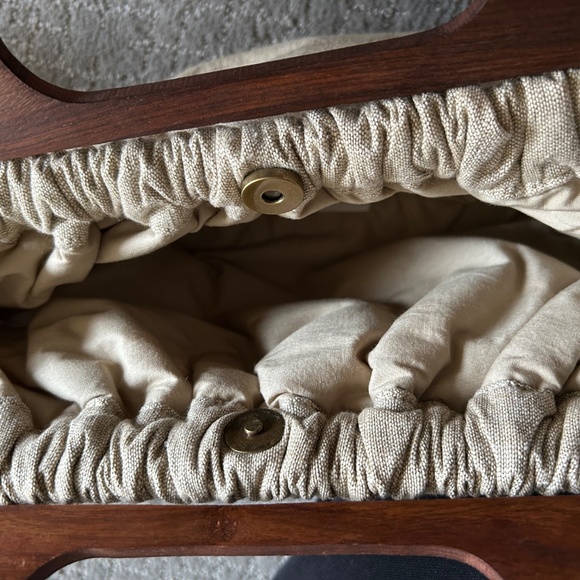 NWT BAKERS Jayden Beaded Linen Handbag Purse Wood Handles Brown Tan Metallic New - Picture 7 of 9